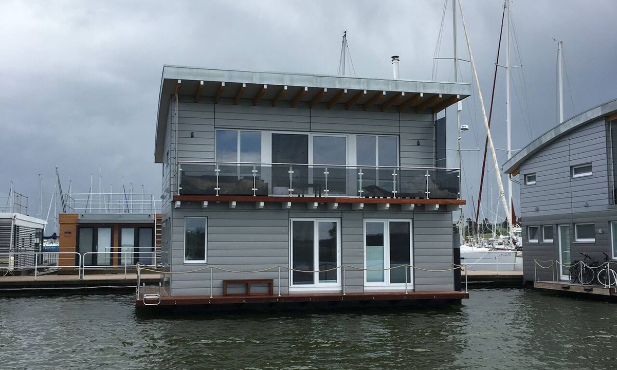 Kroeslin Boat Rental | 06. floating houses (105 m²) Nanna - Floating houses no. 9 with fireplace, sauna and 2