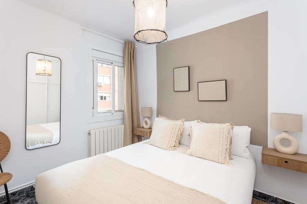 Cornella de Llobregat Apartment | 3 Bdr Apt In Cornella 5 Mins Form The Metro
