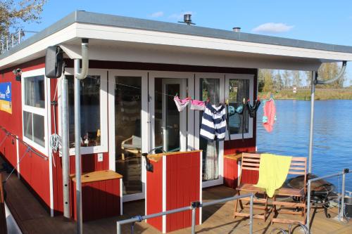 Anklam Boat Rental | Abenteuer Flusslandschaft - Hausboot fest vertäut in Mecklenburg-Vorpommern