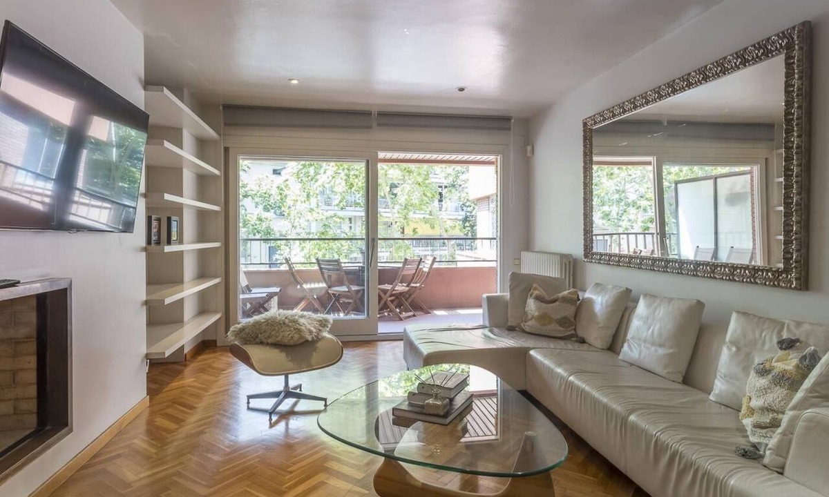 Les Tres Torres Apartment | Bonanova apt. with terrace, classic style Spacious