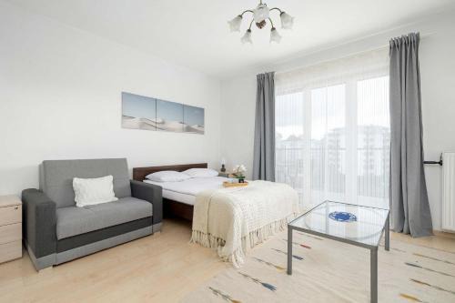 Lagiewniki Apartment | Bright Studio in Cracow with Desk and Bathtub by Noclegi Renters