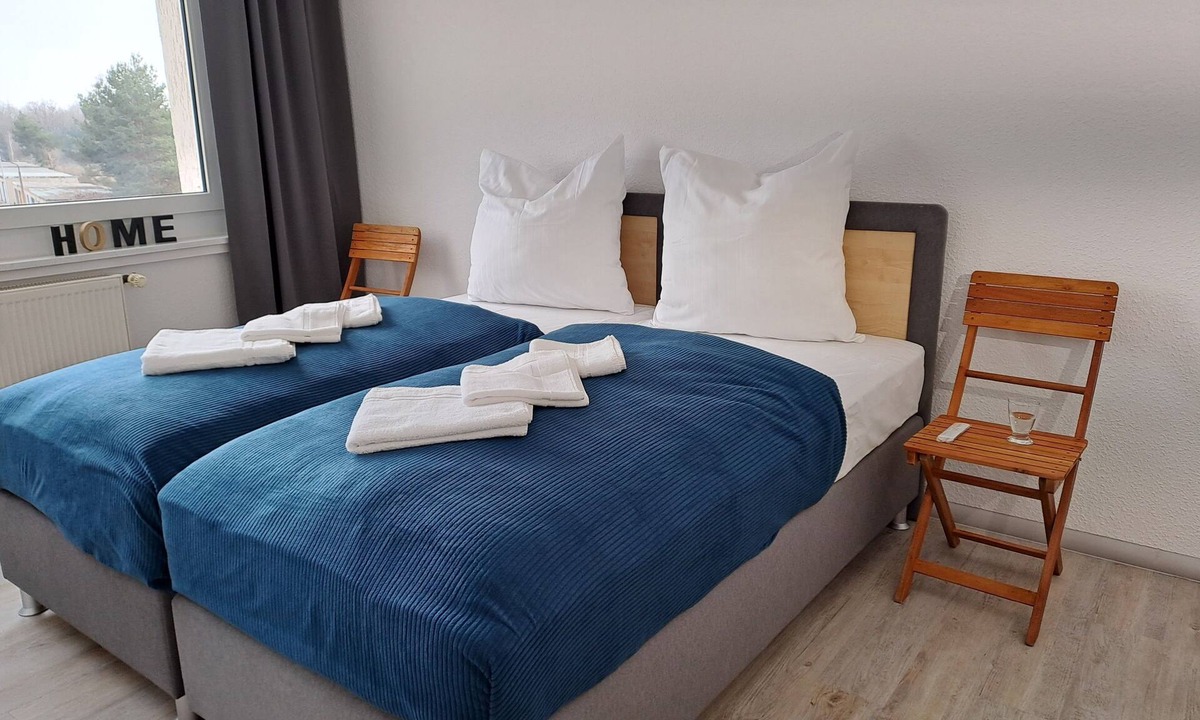 Muldestausee Apartment | BurgK59, 3BR, 4Beds, Tv, Wifi, Kitchen and Bath. 5 min to train station