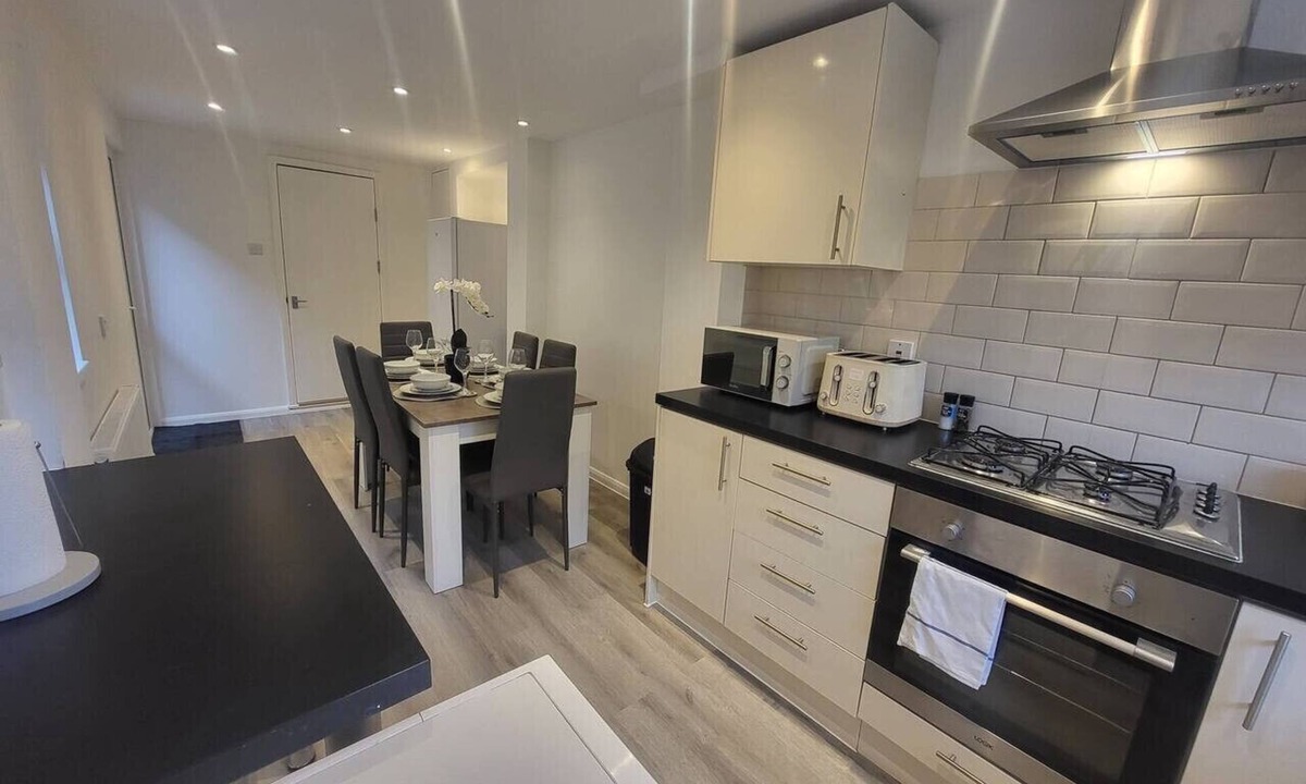 Tooting House | Central 5BR Retreat - Walk to Tube, Explore London