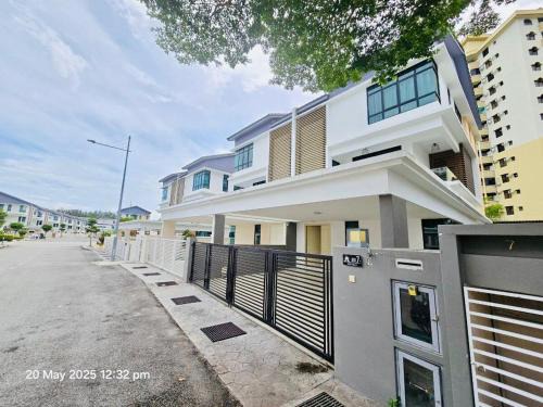 Batu Ferringhi House | Cozy Villa - Private Pool, 5BR, KTV, BBQ, PS5 just 3 Mins to Batu Ferringhi Beach!