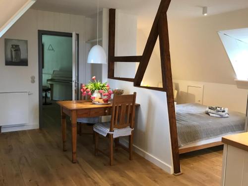 Oldenswort Apartment | Dachgeschosswohnung Warft Simmerdeis in Reetdachhaus mit parkähnlichem Garten