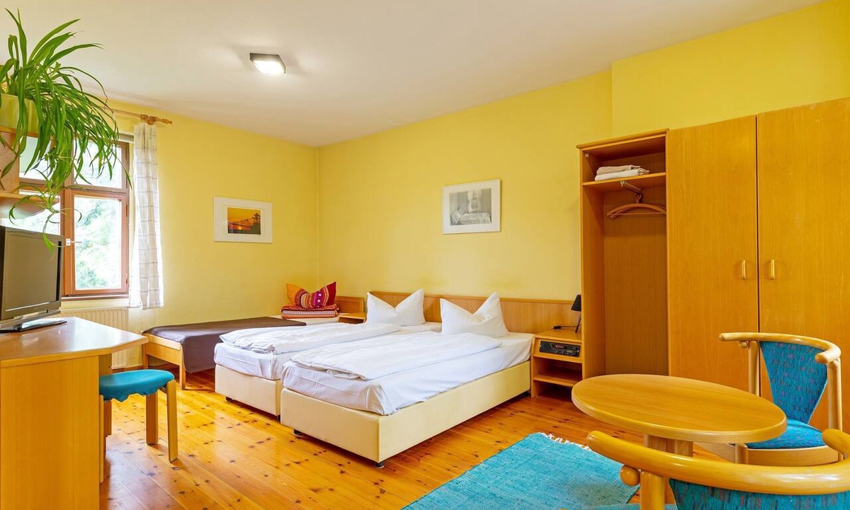 Cottbus House | Double room with shared bathroom 2 - Jugendgästehaus