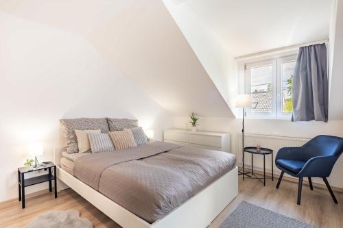 Erzsebetfalva Apartment | Easy Airport Access - Balcony - Simple Stay