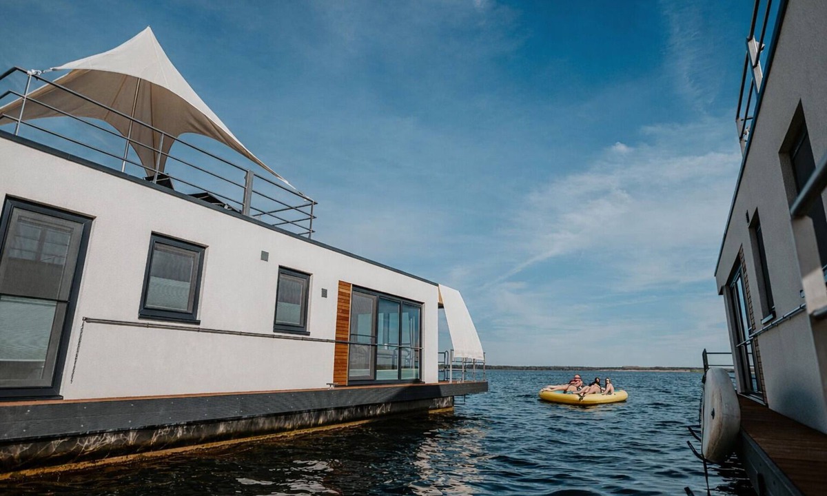 Laasow House | Floatinghouse Seeschwäche: with terrace & fireplace