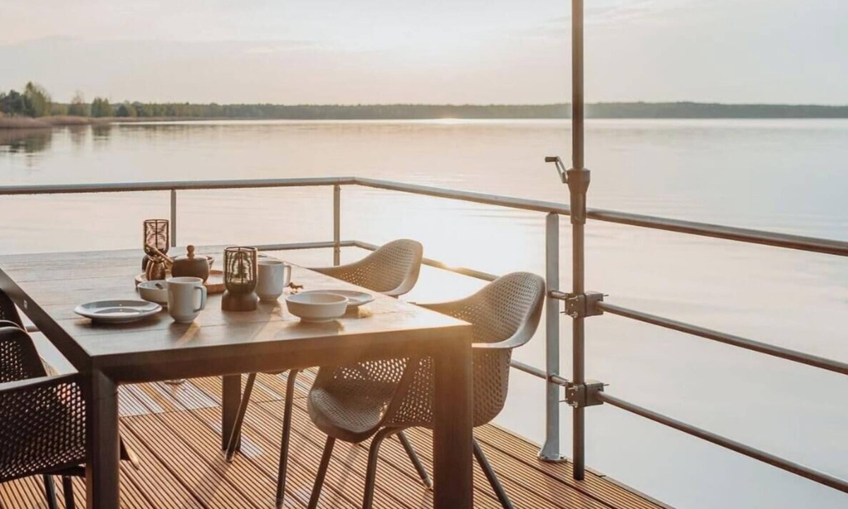 Laasow House | Floatinghouse Cosy Home: lake view, fireplace & terrace with outdoor mooring