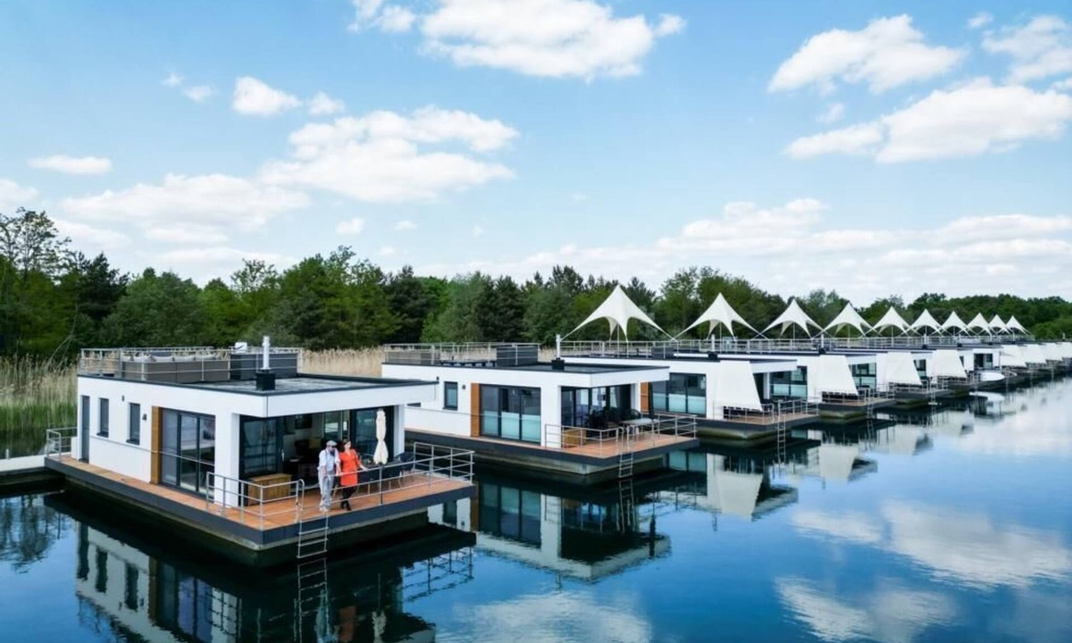 Laasow House | Floatinghouse Queen: Terrace with lake view in the Spreewald