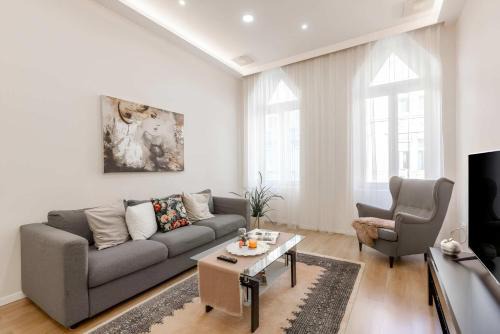 Terezvaros Apartment | Grand Boulevard Flat Soaking Tub & 3 Beds