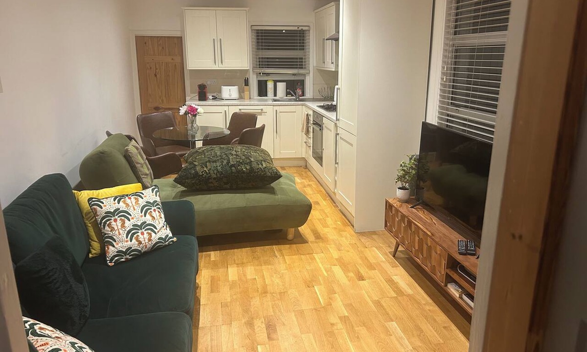 Vauxhall House | Inviting VauxhallRetreat Space with Garden that Accommodates Up to 5 Guests