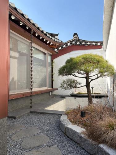 Gahoe-dong Bed & Breakfast | Korea Premium Hanok with Private Jacuzzi in Bukchon Village near Gyeongbokgung, Gwanghwamun, Jongno, Seoul