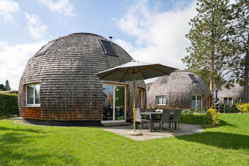 Wustrow House | Kugelhaus Chiara - Helles Naturrefugium in Kugelform am Tollensesee