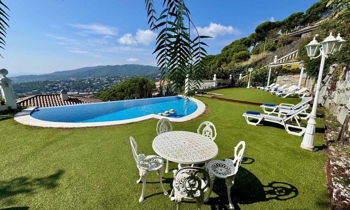 Cabrils Villa | LARGE VILLA WITH INFINITY POOL, A/C, BILLIARDS, GYM 25 MIN FROM BARCELONA
