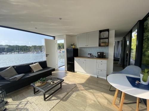 Wannsee Boat Rental | Luxus Hausboot - Exklusives Wohnen auf dem Wasser