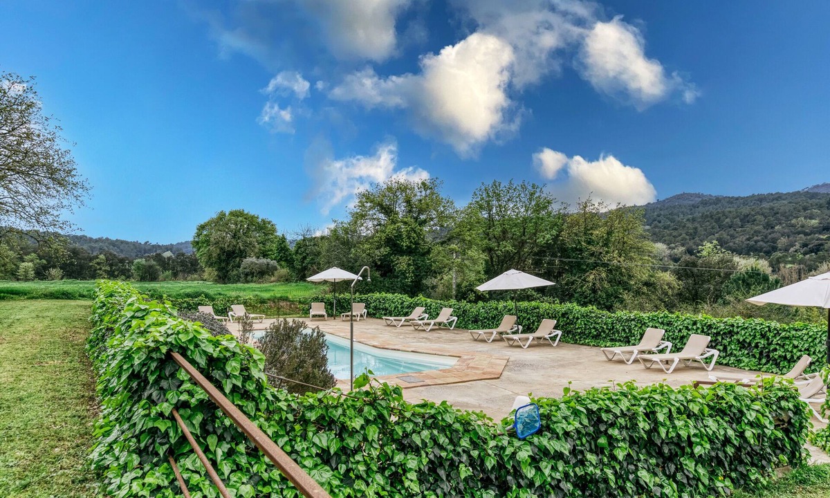 Pedrinya House | Mas Tarres La Olivera: Pool, Rural Retreat, Garden, Wifi, Girona Costa Brava