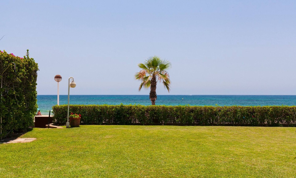 Vilafortuny House | Mediterranean Beachfront House: CASA GERANIS
