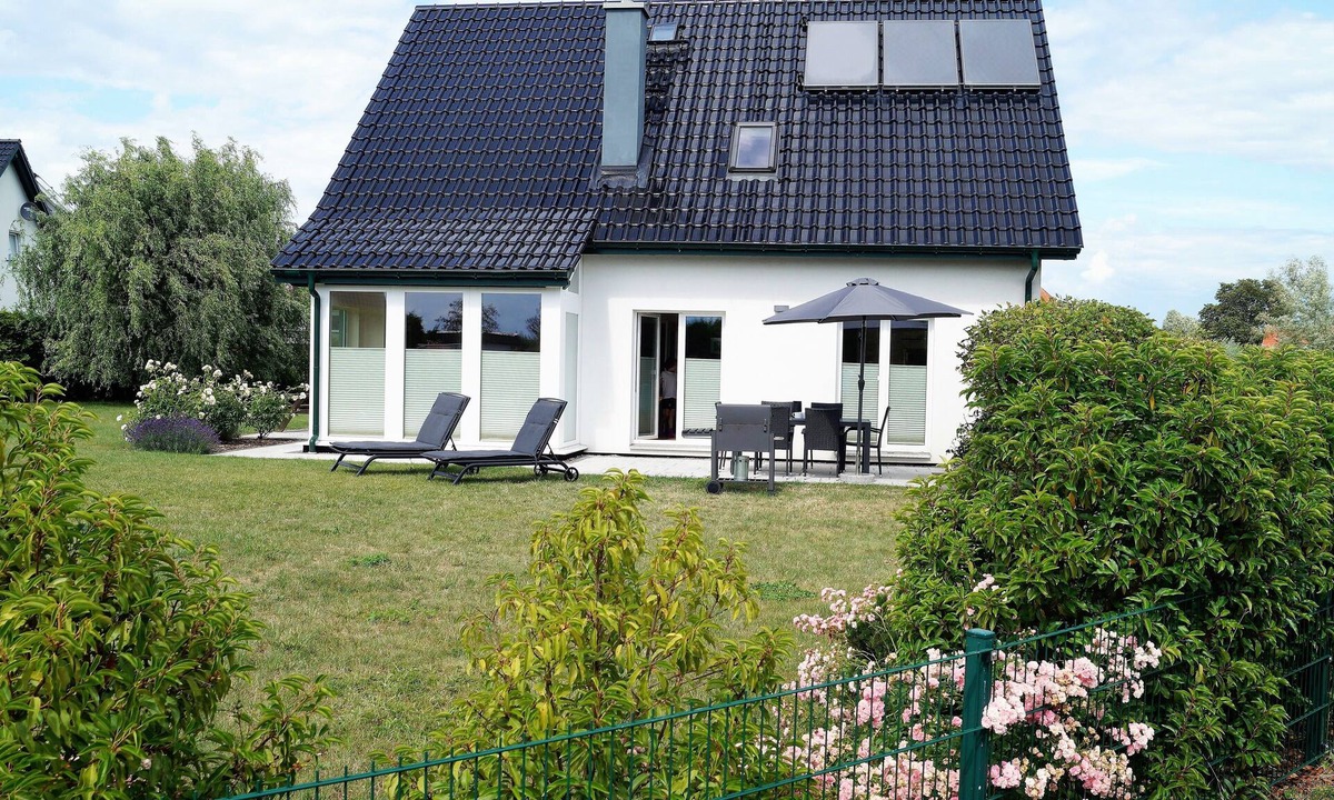 Dassow House | Modern, spacious vacation home - natural beach, space & tranquillity, fireplace