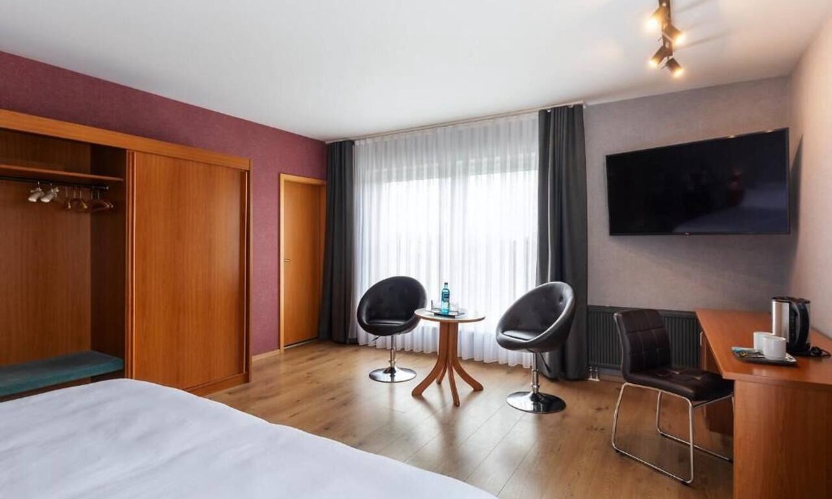 Maintal-Doernigheim Hotel | Pet-Friendly Double Bed Stay | Onsite Restaurant | 1.37 mi to Kurhessenplatz