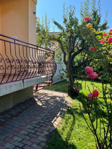 Alsorakos Apartment | Rose Apartment with Garden & freeparking