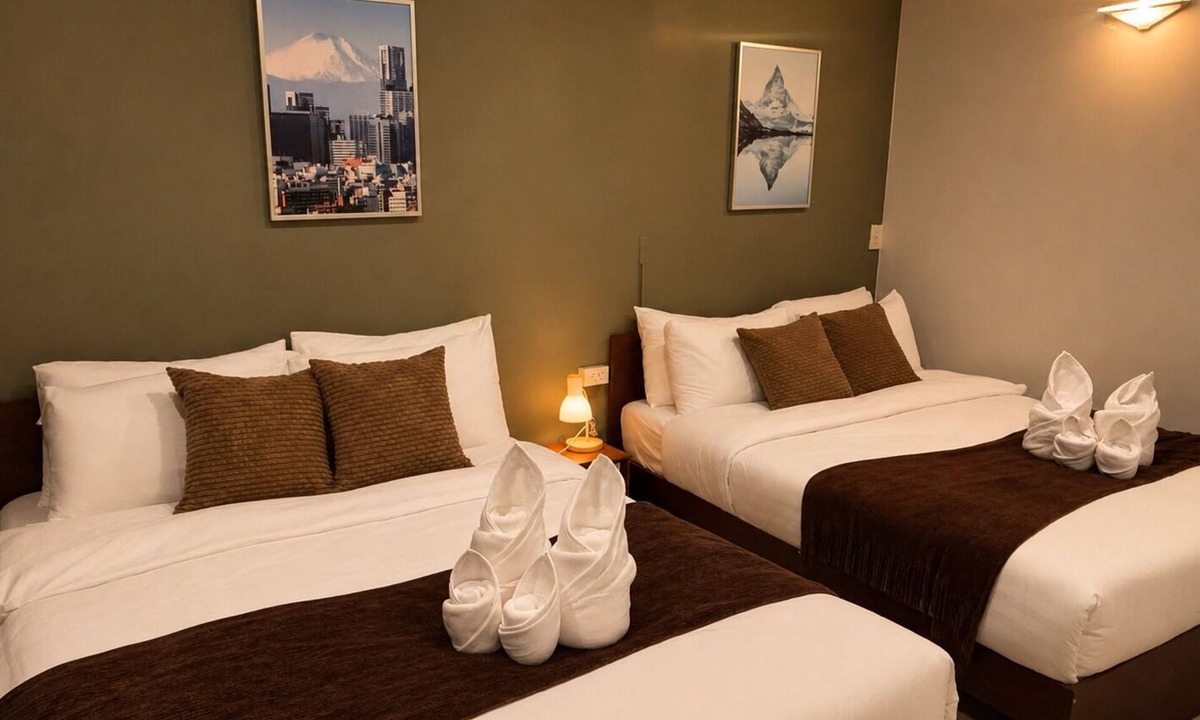 Thanon Phaya Thai House | Spacious Charming Vintage Room - 2 min walk to PhayaThai BTS - Sleeps 6 guests