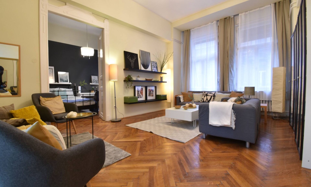 Palace District Apartment | Spacious 3-bedroom apartment in charming Budapest with AC, WiFi