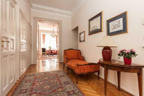 Lagymanyos Apartment | Spacious apartment in Budapest city centre with fireplace