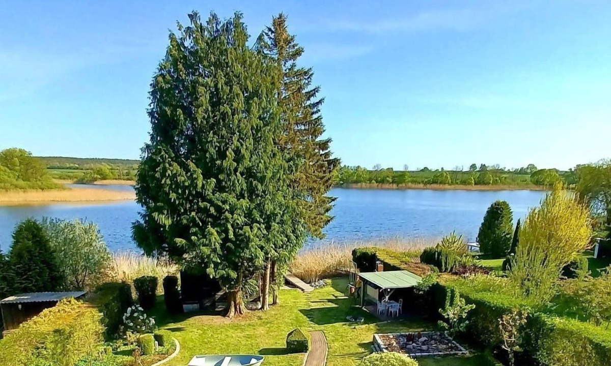 Blankensee House | Spacious vacation home right on the lake with terrace, fireplace and own rowing boat