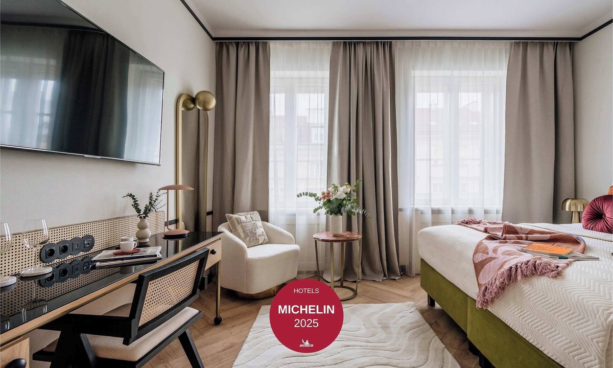 Srodmiescie Hotel | Superior Room with a sofa and Nowy Świat view