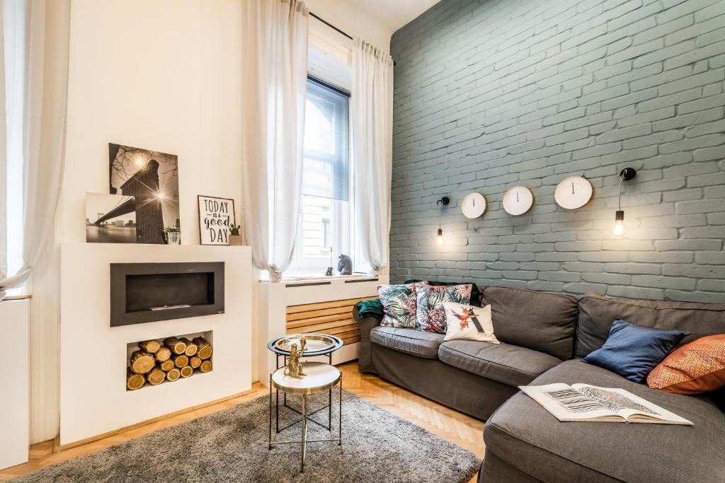 Belso-Ferencvaros Apartment | szerzodesbontas - Industrial Fantasy Apartment
