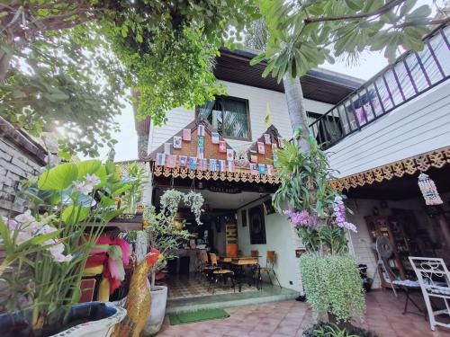 Wachira Phayaban House | TAVEE Guesthouse