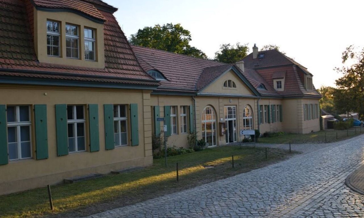 Osterburg Apartment | Vacation Rental in the Historic Kavaliershaus Krumke by the Castle Park