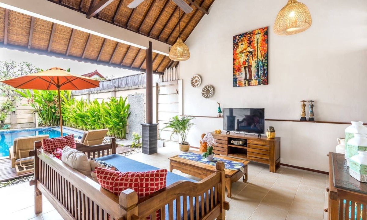 Sunset Road Villa | Villa Alamanda, central and close to restaurants