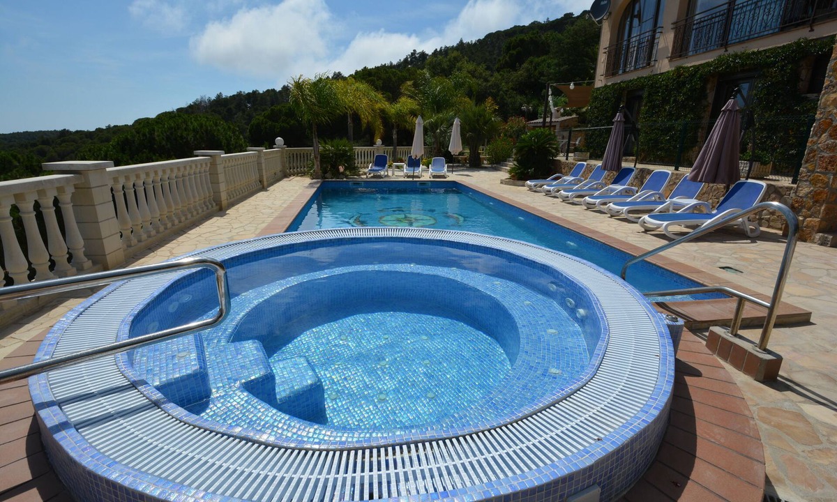 Lloret de Mar Villa | Villa with heated pool and jacuzzi, fantastic sea views, air conditioning