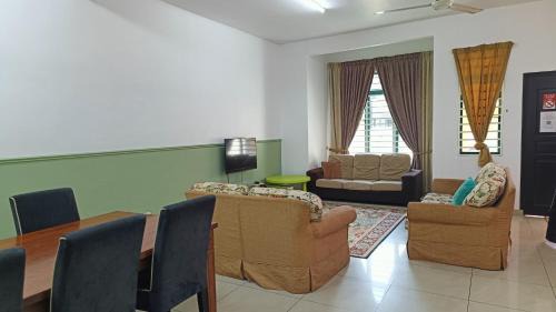 Kota Warisan House | Warisan Indah Homestay KLIA 1 Melayu sahaja