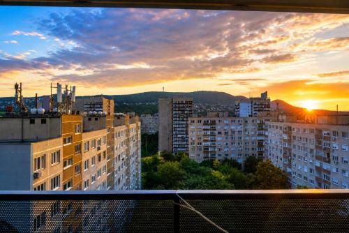 Obuda Apartment | Waterfront City apt Buda Hills Views&Free parking