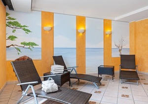 3-room apartment in prime beach location with two balconies and lake view