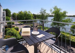 3-room apartment in prime beach location with two balconies and lake view