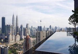 Deluxe King Suite with Twin Tower View 4