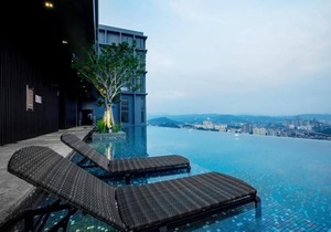 Deluxe King Suite with Twin Tower View 4