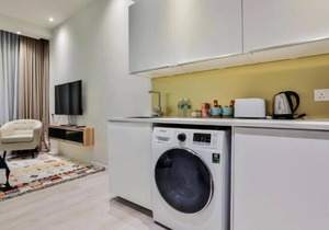 Deluxe King Suite with Twin Tower View 10
