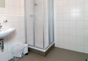 Shared room with private bathroom (up to 8 people), No. 2 - Hostel in Guben