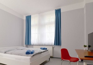 Shared room with private bathroom (up to 8 people), No. 2 - Hostel in Guben