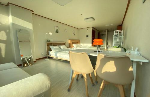 Anyang Villa | 범계역2분 거리 퀸침대2개 무료주차가능 뚫린뷰가 일품