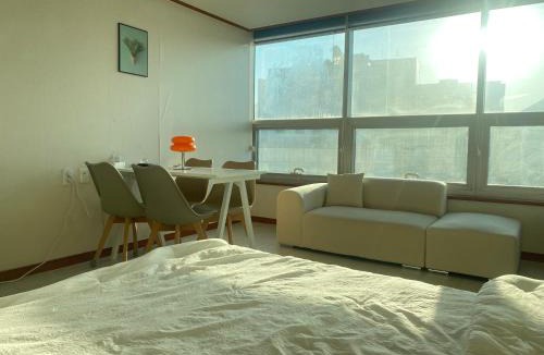 Anyang Villa | 범계역2분 거리 퀸침대2개 무료주차가능 뚫린뷰가 일품