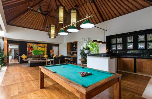 Drupadi Apartment | 2 BIG Pools, 9BD Ultra Luxury Villa Anam, Walk to Seminyak Beach, Bars! Staff