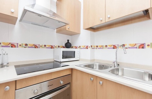 El Poble-sec Apartment | 3-Bedroom Apartment Next to Plaza with Wi-Fi and Air Conditioning