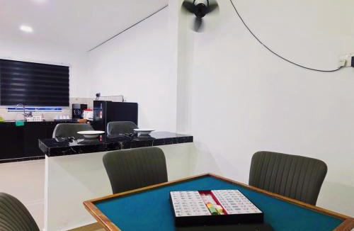 Taman Johor Jaya House | 6-12pax KTV Homestay near Toppen Ikea KTV Family Room TV Game Pool Table Kid Pool Mahjong BBQ