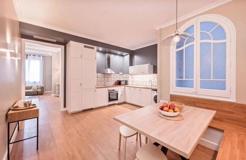 Sant Antoni Apartment | Acomodis Apartments - Comfy 10 Bedroom Group Flat in L’Eixample up to 18 people!